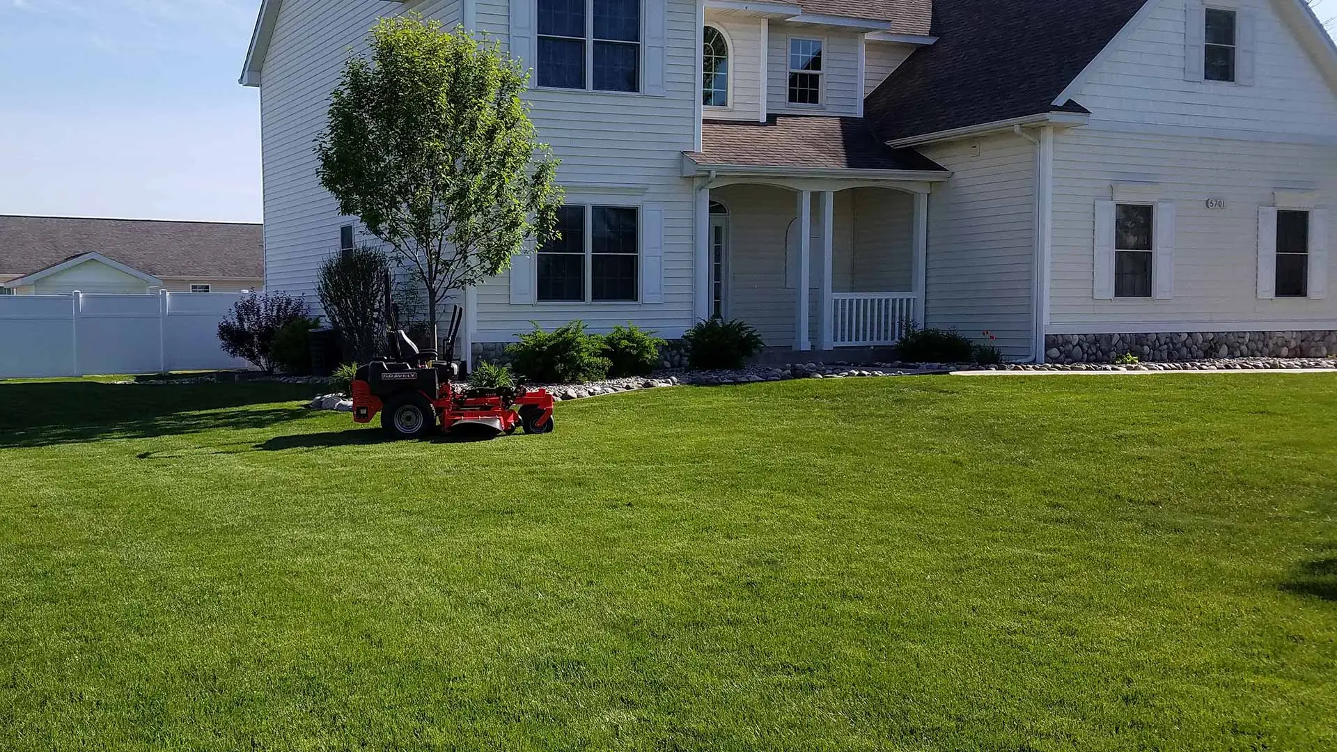 A Midland, MI home with recent lawn mowing services.
